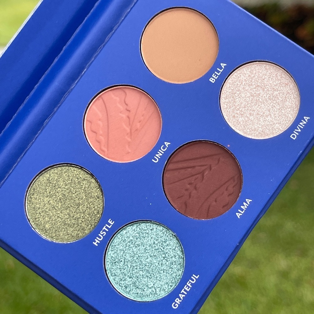TRESLUCE BEAUTY By Becky G  I Am Alma Eyeshadow & Lashes Set